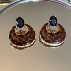 Gold leopard print‎ with black stone drop post earrings